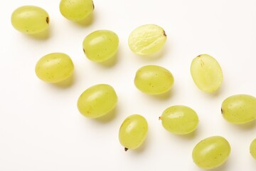 Naklejka premium Fresh ripe grapes on white background, flat lay