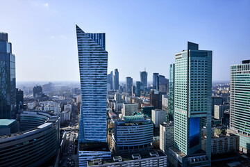 Nowoczesne centrum Warszawy z widokiem na drapacze chmur, warszawskie city © Jacek
