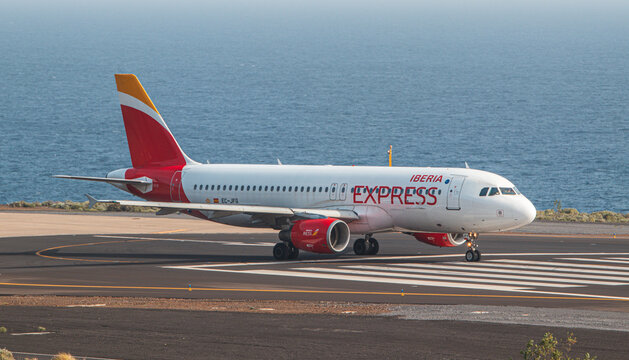 La Palma, Islas Canarias, Espa&ntilde;a. 27 de Enero 2024. Avi&oacute;n Airbus A320 de Iberia Express realizando rodaje para despegue en el Aeropuerto de La Palma
