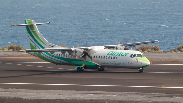 La Palma, Islas Canarias, Espa&ntilde;a. 27 de Enero 2024. Avi&oacute;n turboh&eacute;lice ATR 72 de Binter Canarias rodando por la pista del Aeropuerto de La Palma
