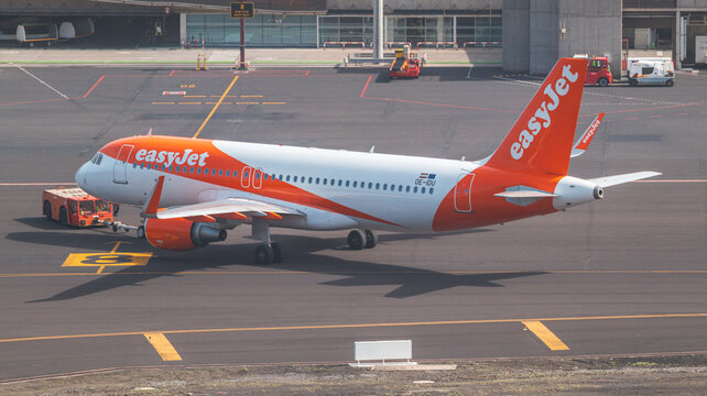 La Palma, Islas Canarias, Espa&ntilde;a. 27 de Enero 2024. Avi&oacute;n Airbus A320 de EasyJet iniciando puesta en marcha y retroceso desde el parking del Aeropuerto de La Palma