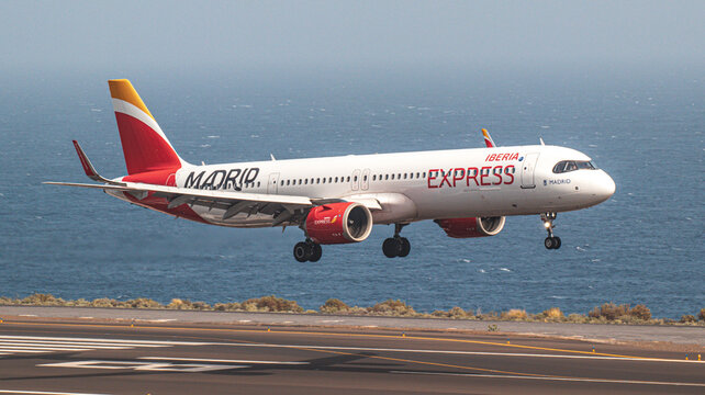 La Palma, Islas Canarias, Espa&ntilde;a. 27 de Enero 2024. Avi&oacute;n Airbus A321neo de Iberia Express en aproximaci&oacute;n final al Aeropuerto de La Palma.