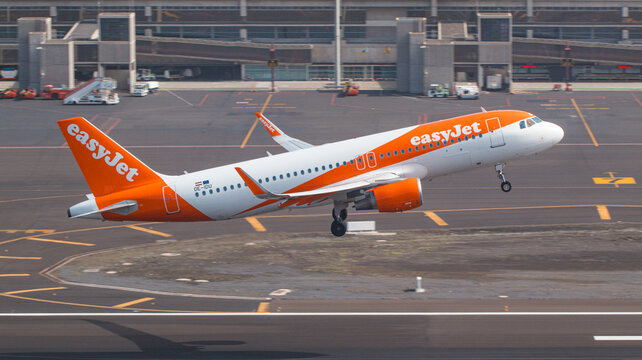 La Palma, Islas Canarias, Espa&ntilde;a. 27 de Enero 2024. Avi&oacute;n Airbus A320 de EasyJet despegando frente a la terminal del Aeropuerto de La Palma.
