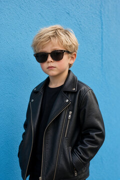 bambino alla moda bello con occhiali da sole modello 