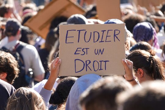 Pancarte de revendication lors d'une manifestation des lyc&eacute;ens &agrave; Paris