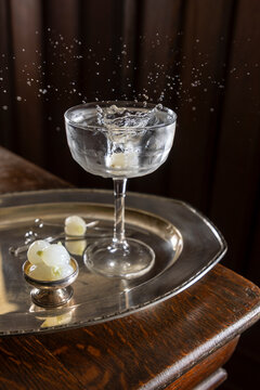 Gimlet with onion splashing