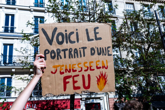 slogan de lyc&eacute;ens manifestant dans les rues de Paris en France