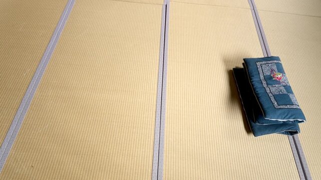 合宿所や日帰り温泉施設の広々とした和室大部屋（休憩所・畳）
