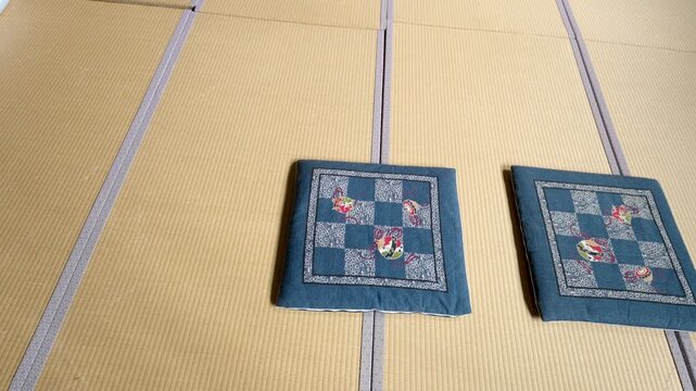 合宿所や日帰り温泉施設の広々とした和室大部屋（休憩所・畳）