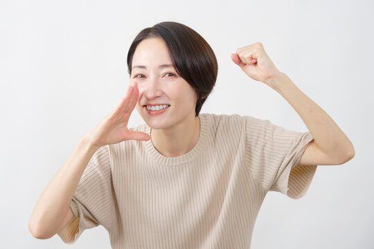 大きな声で応援する女性　ミドルエイジ　白背.