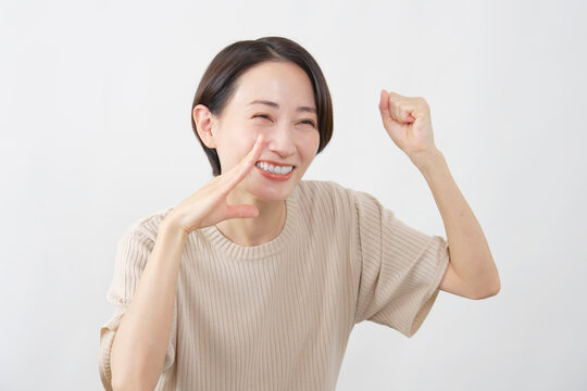 声援を送る女性　ミドルエイジ　白背景
