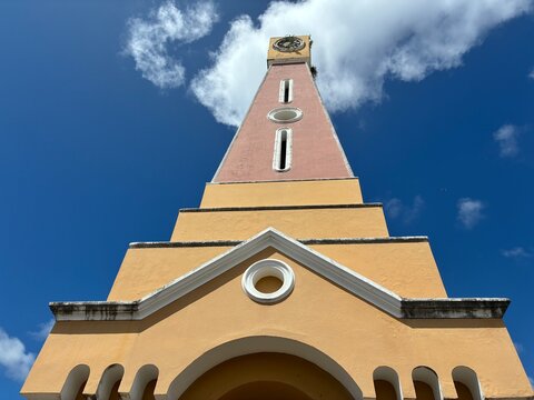 Aracaju, Sergipe, Brasil - 29 de agosto de 2026: Detalhes arquitet&ocirc;nicos da torre do rel&oacute;gio no interior do hist&oacute;rico Mercado Municipal Ant&ocirc;nio Franco