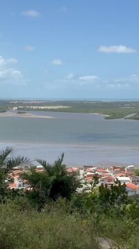 Aracaju, Sergipe, Brasil - 29 de agosto de 2026: Filmagem panor&acirc;mica da paisagem costeira e da natureza a partir do mirante do Morro do Urubu, ponto mais alto da cidade
