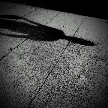 A first glimpse of a person's shadow in black and white, walking.Primer vistazo de una sombra de una persona en blanco y negro, caminado . (59)
