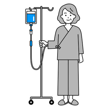 点滴スタンドを持つ年配の女性患者（全身）