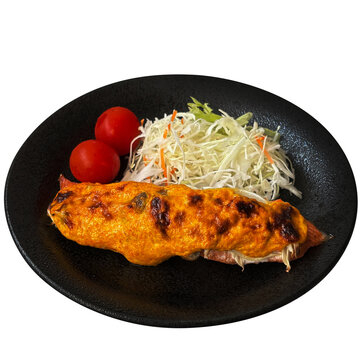鮭のあかね焼き 1皿の切り抜き。人参マヨネーズソースをのせて美しく焼いた学校給食メニューフード素材 俯瞰