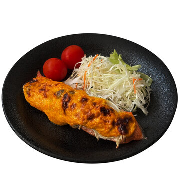 鮭のあかね焼き 1皿の切り抜き。人参マヨネーズソースをのせて美しく焼いた学校給食メニューフード素材 俯瞰