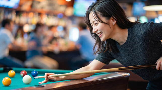 ビリヤードを楽しむ笑顔の日本人女性