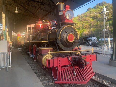 Red and black tone stem locomotive
