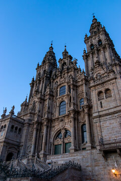 Facciata dell'Obradoiro della Cattedrale di Santiago de Compostela sotto un cielo blu, Galizia, Spagna