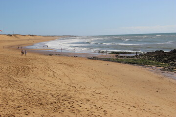 Promeneurs sur la plage de Sauveterre (Les Sables-d'Olonne, Vendée) © Christophe Rubin