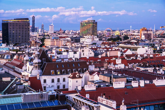  Elevated twilight view of Stephansplatz pedestrian square and historic buildings in Vienna, Austria. 17.09.2019