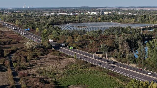 vue a&eacute;rienne de la circulation intense sur l'autoroute A31 en hyperlapse avec un mouvement acc&eacute;l&eacute;r&eacute; des v&eacute;hicules en Metz et Thionville en Moselle. Le secteur des &eacute;tangs pr&egrave;s de Saint R&eacute;my et La Maxe.
