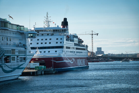Die F&auml;hre Gabriella der Viking Line vor dem Kreuzfahrtschiff Birka Gotland im Hafen von Stockholm, Schweden am 04. September 2025