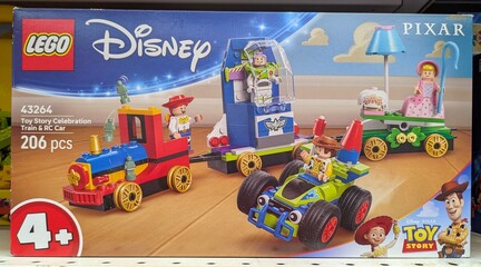Naklejka premium Caja de construcción de Lego Disney Pixar, Toy Story Celebration Train & RC Car, con personajes de la película, en una tienda Carrefour, Madrid, España, 4 de julio de 2026 
