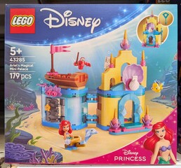 Naklejka premium Caja de construcción de Lego Disney Princess, Ariel's Magical Mini Palace, en una tienda Carrefour, Madrid, España, 4 de julio de 2026