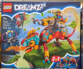 Naklejka premium Caja de construcción de Lego DREAMZzz, Mateo's Fire Chameleon, en una tienda Carrefour, Madrid, España, 4 de julio de 2026
