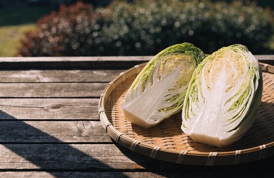 ざるで天日干しする4つ割りの白菜 冬の白菜漬けの下ごしらえ