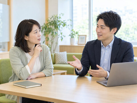 在宅勤務の活用について説明を受ける女性会社員