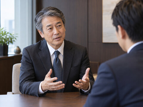 介護を続けながらキャリア継続を相談する男性会社員