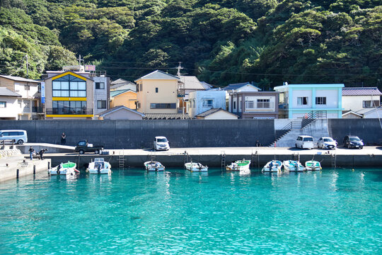 クリスタルのように透き通る海面と小舟が並ぶ柏島の港の近景