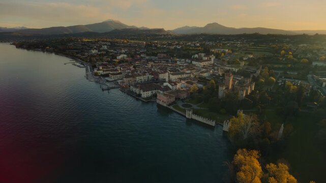Lazise am Gardasee in Italien, Stadtansicht, DJI Inspire 3