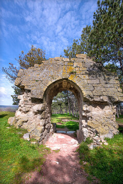 Vize Castle (or Enez Castle), currently in a state of ruin. The history of Vize Castle dates back to the Thracian era. The castle underwent significant repairs  