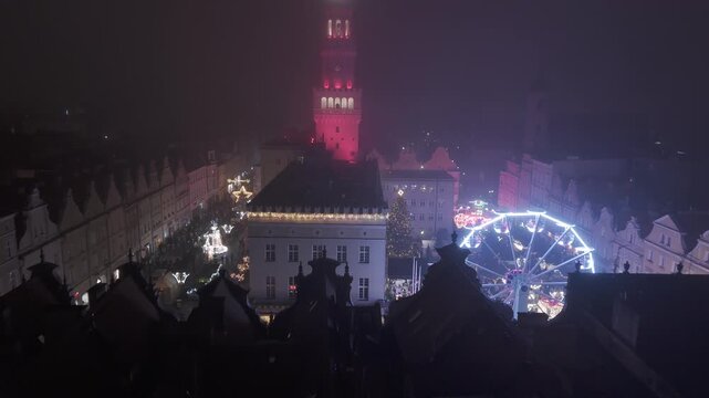 Bożonarodzeniowy jarmark w Opolu &ndash; ratusz i diabelski młyn nocą w delikatnej mgle