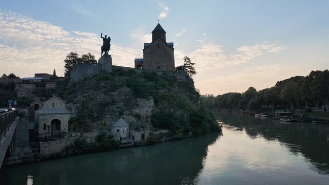Metekhi Church and King Vakhtang Monument in Tbilisi
Video view of Metekhi Church and the equestrian monument to King Vakhtang Gorgasali above the Mtkvari River 