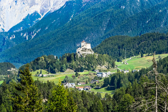 Scuol, Dorf, Tarasp, Schloss, Vulpera, Piz Nair, Fontana, Kirche, Engadin, Unterengadin, Inn, Inntal, Alpen, Bergstrassen, Graub&uuml;nden, Wanderweg, Herbst, Herbstsonne, Schweiz