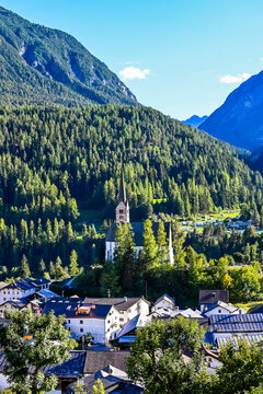 Scuol, Kirche, Engadiner Dorf, Unterengadin, Alpen, Gebirge, Wanderweg, Nationalpark, Graub&uuml;nden, Inn, Inntal, Fluss, Herbst, Herbstsonne, Schweiz