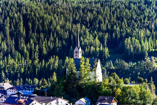Scuol, Kirche, Engadiner Dorf, Unterengadin, Alpen, Gebirge, Wanderweg, Nationalpark, Graub&uuml;nden, Inn, Inntal, Fluss, Herbst, Herbstsonne, Schweiz