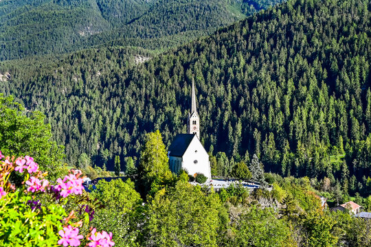 Scuol, Kirche, Engadiner Dorf, Unterengadin, Alpen, Gebirge, Wanderweg, Nationalpark, Graub&uuml;nden, Inn, Inntal, Fluss, Herbst, Herbstsonne, Schweiz
