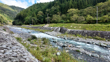 山あいの集落と渓流を流れる塩川の風景 - 下伊那郡大鹿村, 長野県, 日本 © SH-DESIGN