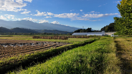 稲木と山々が広がる中川村渡場の田園風景 - 上伊那郡中川村, 長野県, 日本 © SH-DESIGN