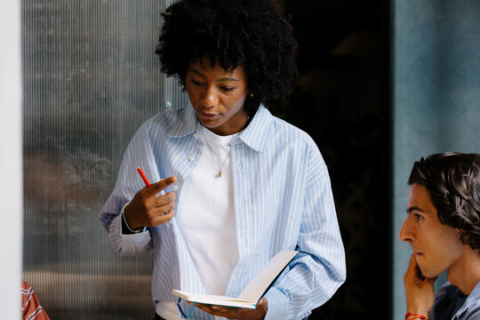 Freelance woman working with remote colleagues in a coworking space.
