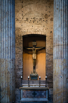 Aspectus interior altaris cum crucifixi lignei intra Pantheum sive Basilicam Sanctae Mariae ad Martyres, Rome, Italy