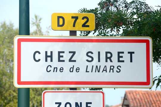 Panneau d'entr&eacute;e de ville : Chez Siret, commune de Linars, Charente, Nouvelle Aquitaine, France.