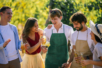 Naklejka premium Friends talking and preparing food together at a vineyard gathering