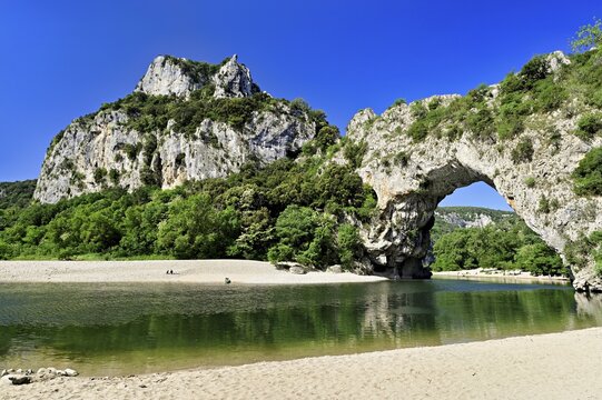 Ard&egrave;che river, above it the Pont d'Arc rock gate, Ard&egrave;che Gorge, Gorges de l'Ard&egrave;che, Vallon-Pont-d'Arc, Rh&ocirc;ne-Alpes, France